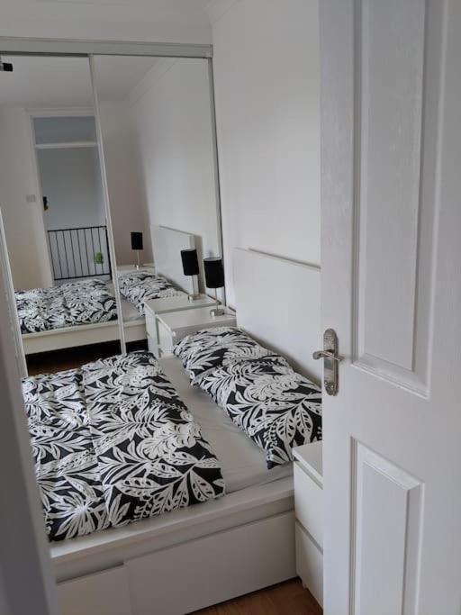Private 2 Bed Flat Close To Excel & City Airport Londra Esterno foto