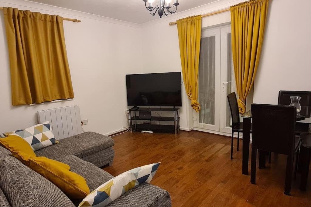 Private 2 Bed Flat Close To Excel & City Airport Londra Esterno foto