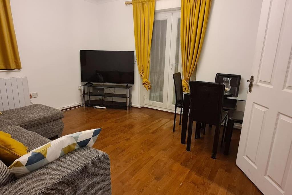 Private 2 Bed Flat Close To Excel & City Airport Londra Esterno foto